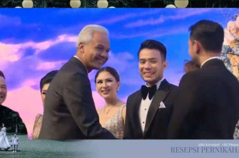 Gubernur Jawa Tengah, Ganjar Pranowo ketika hadir di resepsi pernikahan Jessica Mila-Yakub Hasibuan pada Sabtu, 13 Mei 2023. (Tangkapan layar YouTube Jessica Mila)