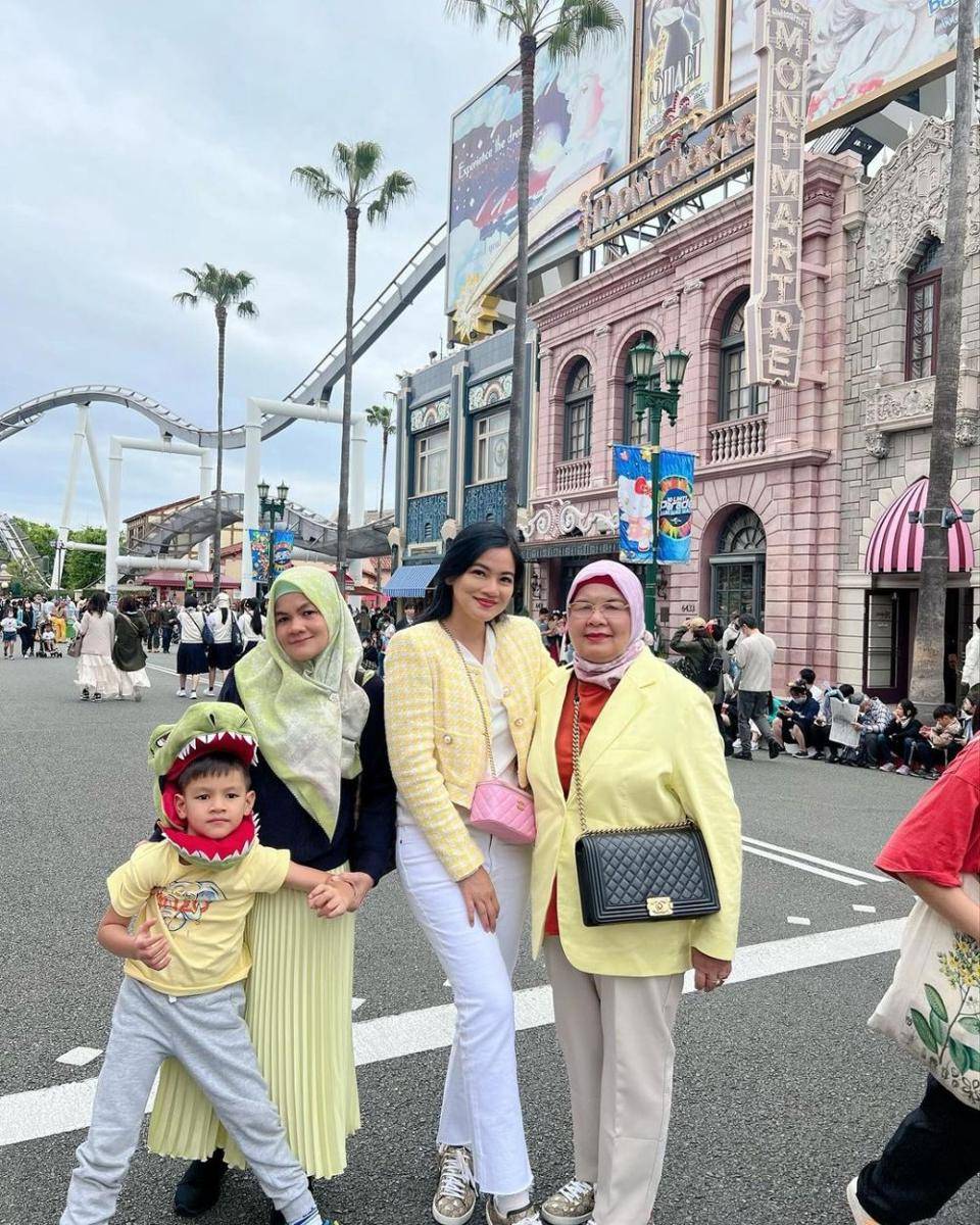 Padu padan celana jeans ala Titi Kamal (instagram.com/titi_kamall)