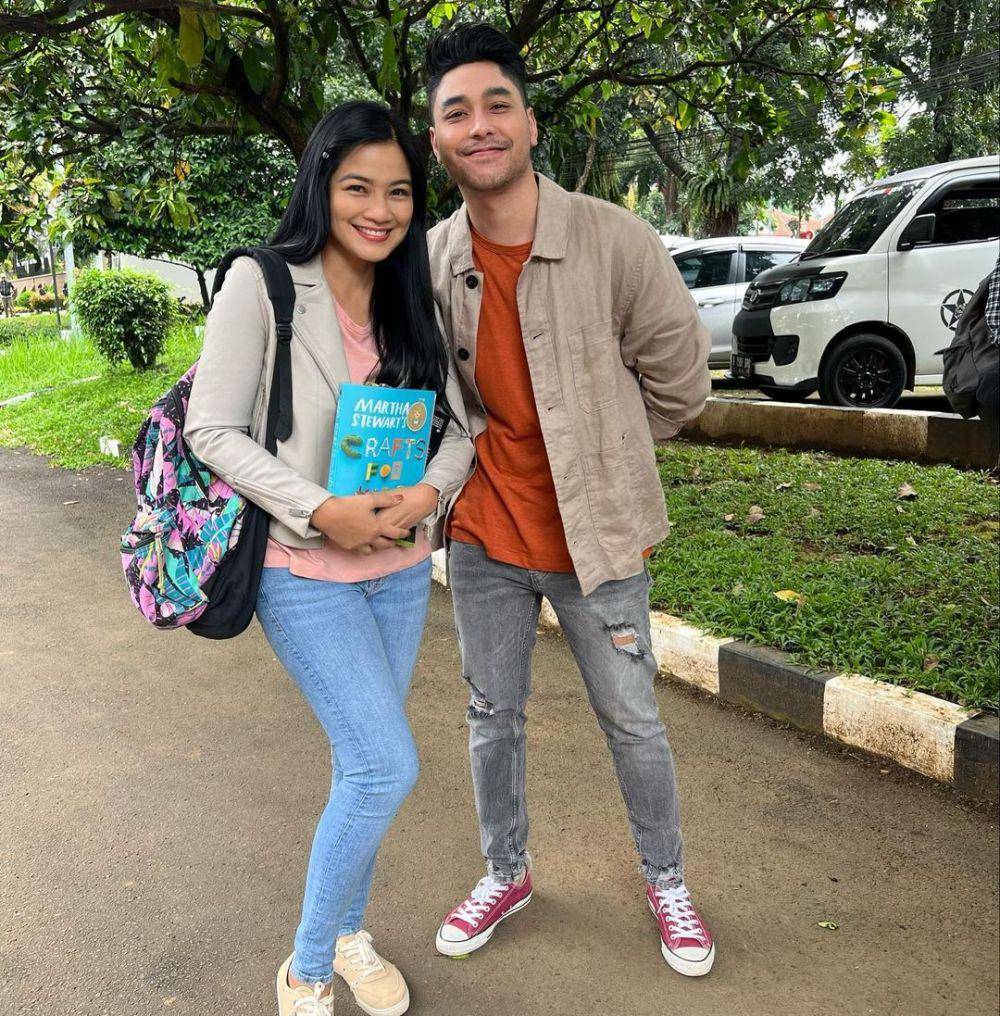 Padu padan celana jeans ala Titi Kamal (instagram.com/titi_kamall)