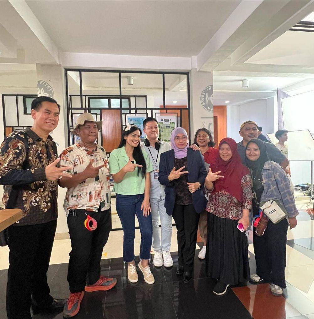 Padu padan celana jeans ala Titi Kamal (instagram.com/titi_kamall)