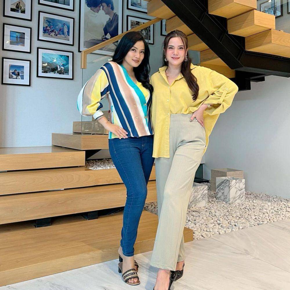 Padu padan celana jeans ala Titi Kamal (instagram.com/titi_kamall)