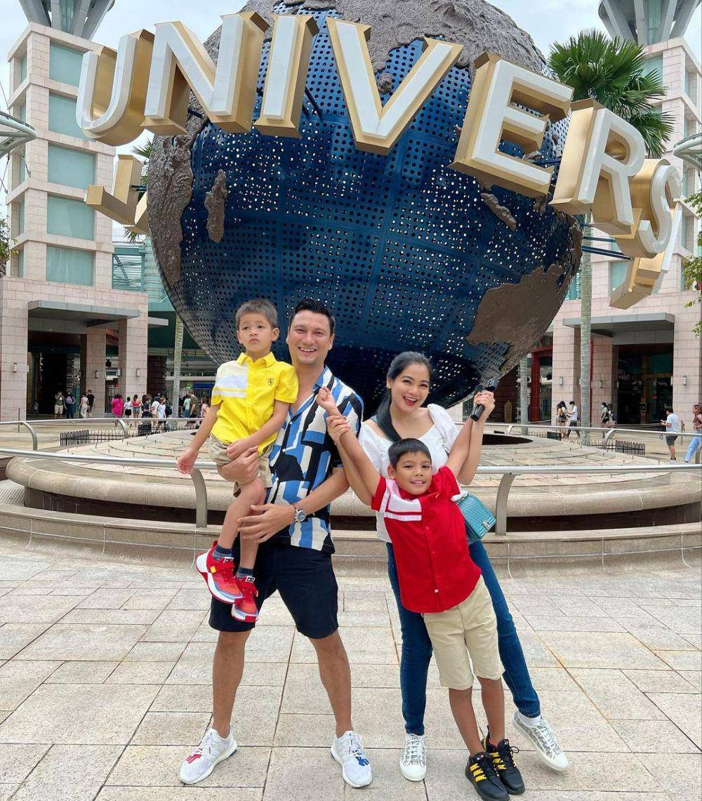 Padu padan celana jeans ala Titi Kamal (instagram.com/titi_kamall)