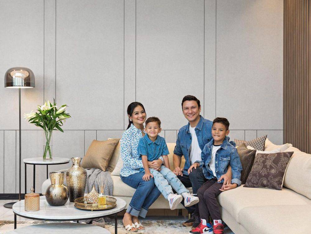 Padu padan celana jeans ala Titi Kamal (instagram.com/titi_kamall)
