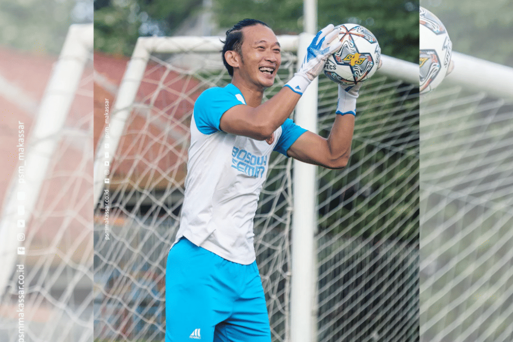 Kiper Rivky Mokodompit dalam sesi latihan PSM Makassar di Yogyakarta pada Desember 2022. (Instagram.com/psm_makassar)