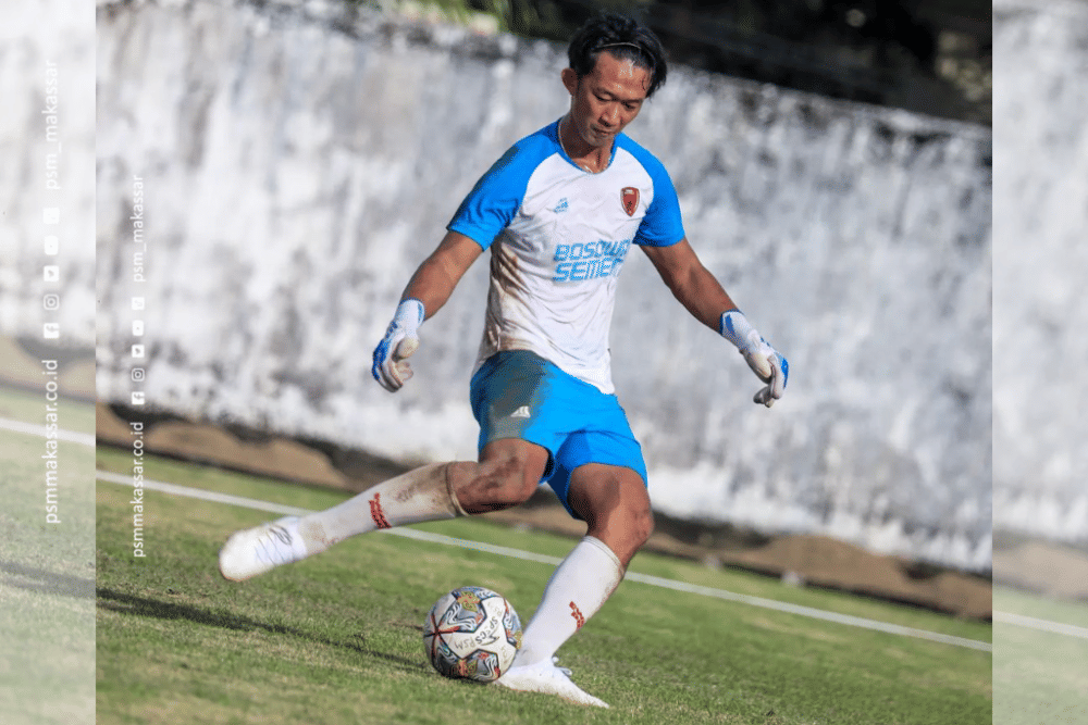 Kiper Rivky Mokodompit dalam sesi latihan PSM Makassar di Stadion Kalegowa Pallangga pada Desember 2022. (Instagram.com/psm_makassar)