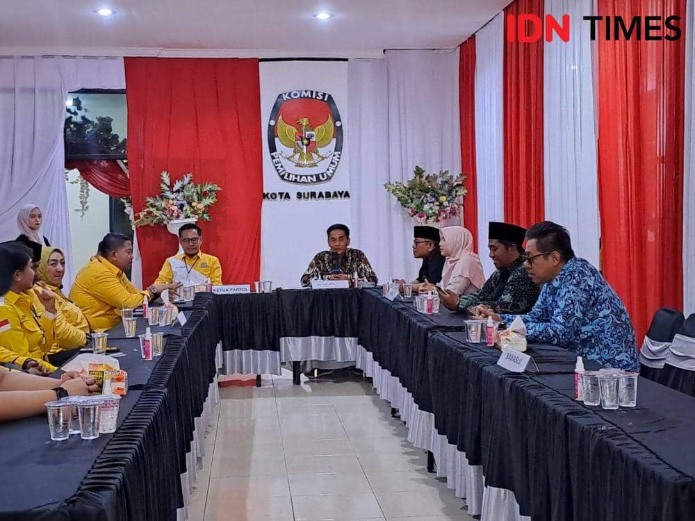 Golkar Surabaya saat daftarkan 50 Bacaleg ke KPU Surabaya, Minggu (14/5/2023). IDN Times/Ardiansyah Fajar.