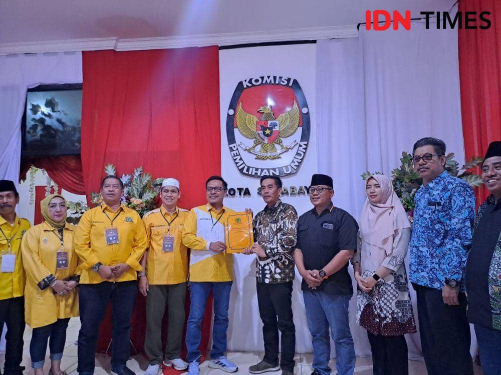 Golkar Surabaya saat daftarkan 50 Bacaleg ke KPU Surabaya, Minggu (14/5/2023). IDN Times/Ardiansyah Fajar.