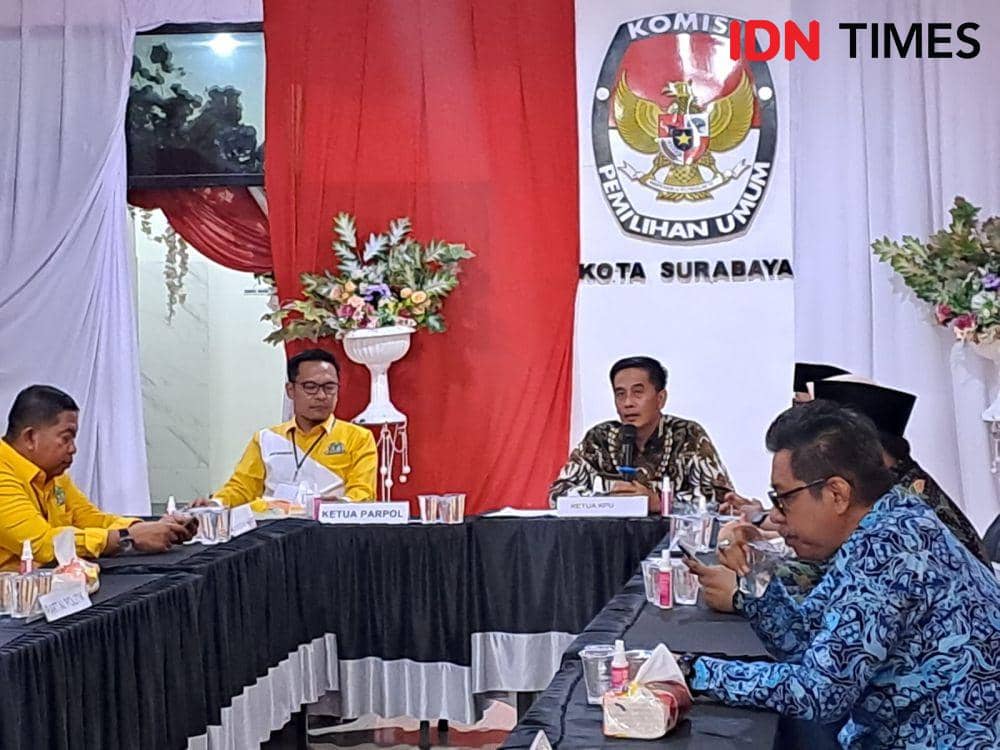 Golkar Surabaya saat daftarkan 50 Bacaleg ke KPU Surabaya, Minggu (14/5/2023). IDN Times/Ardiansyah Fajar.