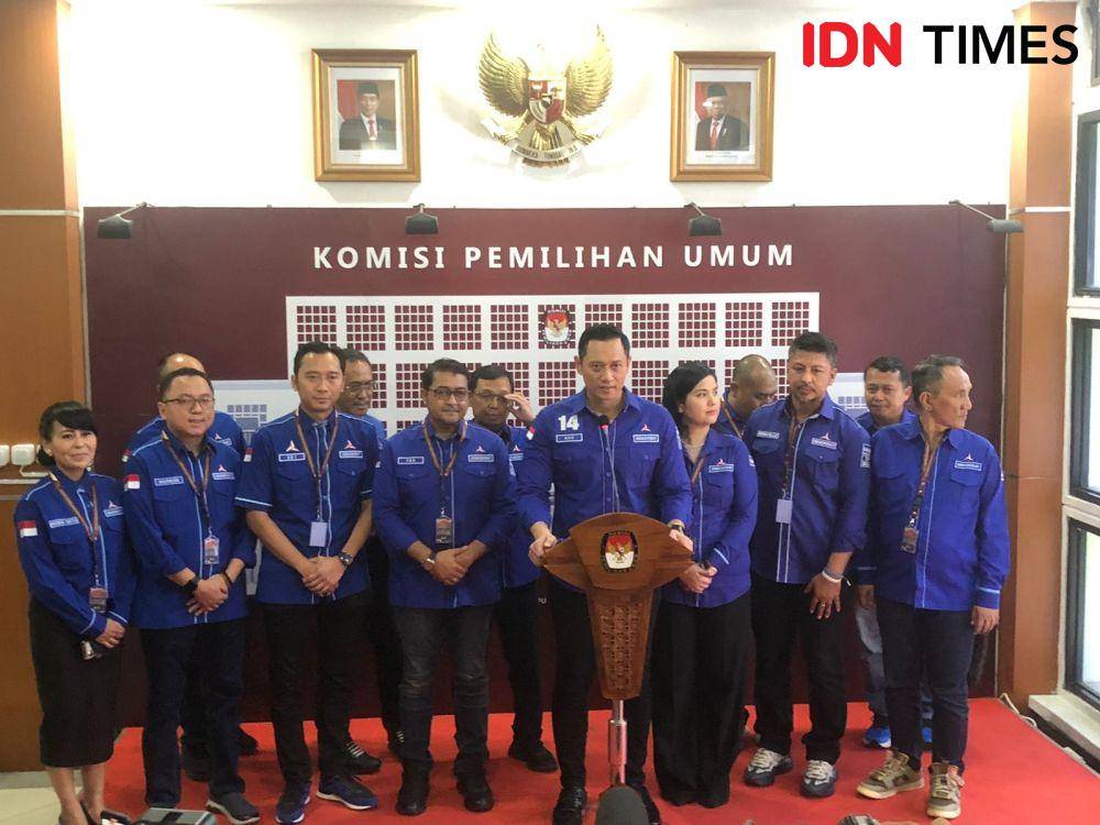 Ketua Umum Partai Demokrat Agus Harimurti Yudhoyono (AHY) saat mendaftarkan calon legislatif ke KPU, MInggu (14/5/2023). (IDNTimes/Melani Putri)