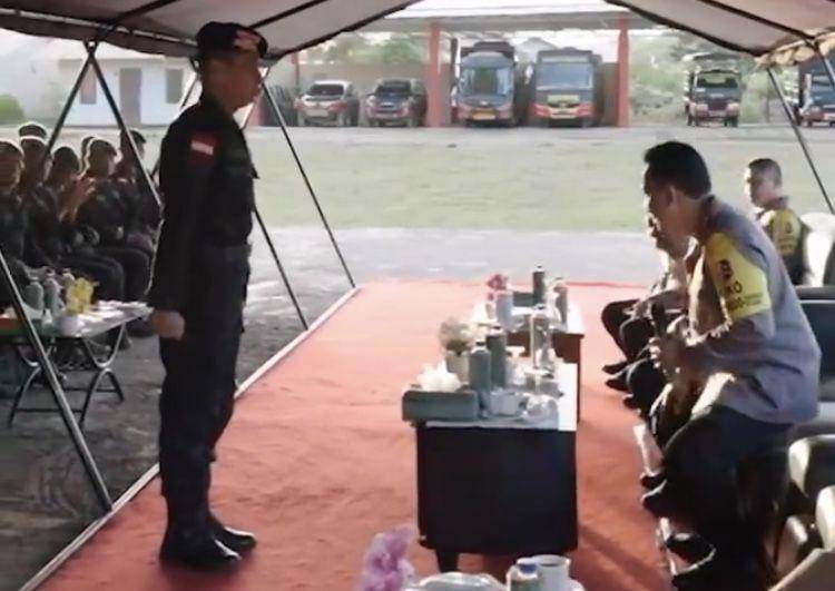 Bripka Herry menangis di hadapan Kapolri Listyo Sigit (Instagram @listyosigitprabowo)