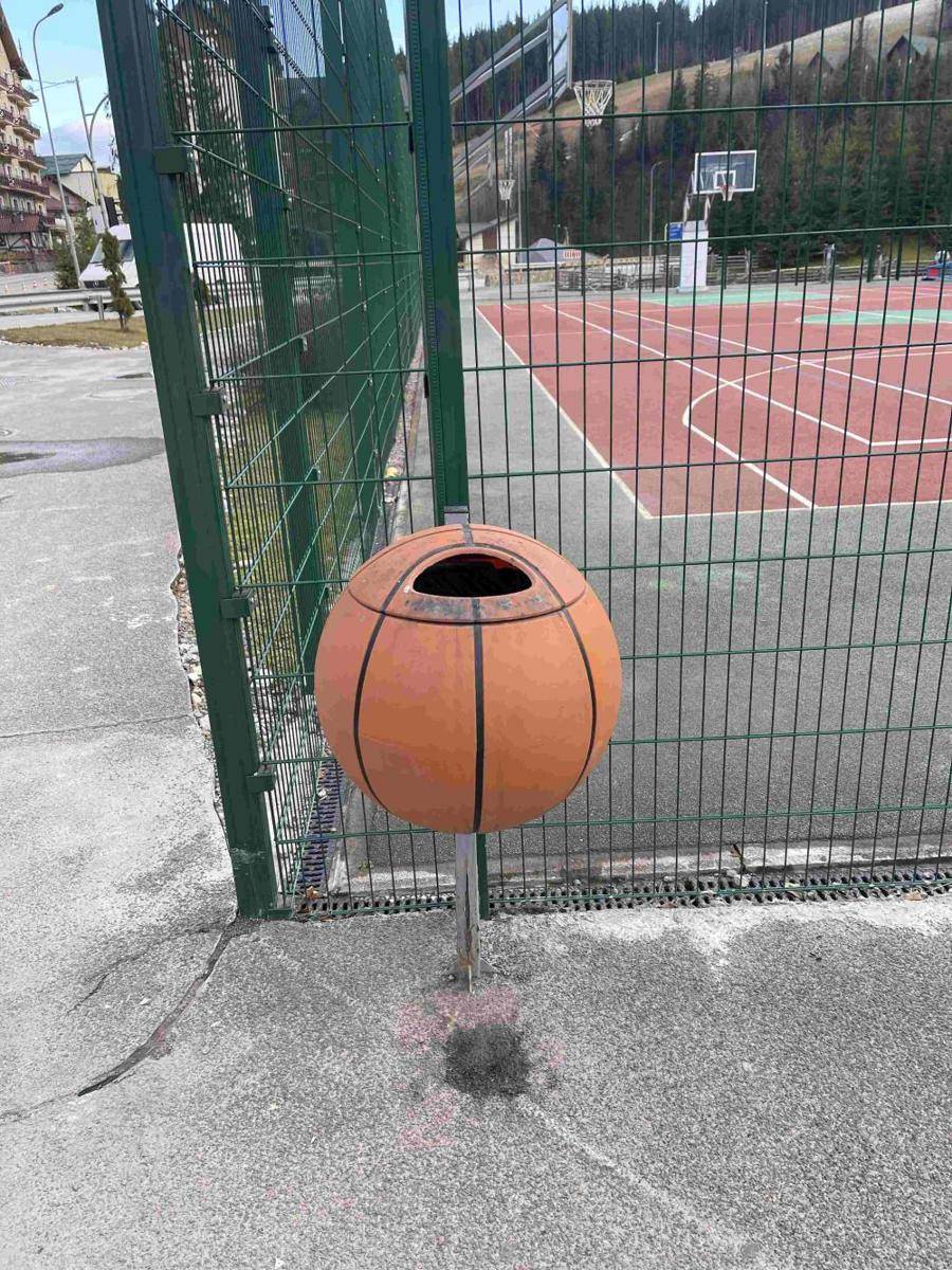 potret tempat sampah desain unik (reddit.com/user/fastedzo)