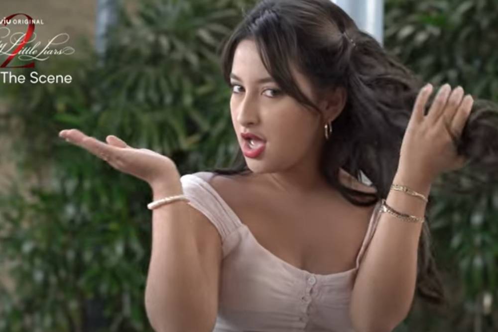Jennifer Coppen di behind the scene Pretty Little Liars (2022) (dok. YouTube/Viu Indonesia)