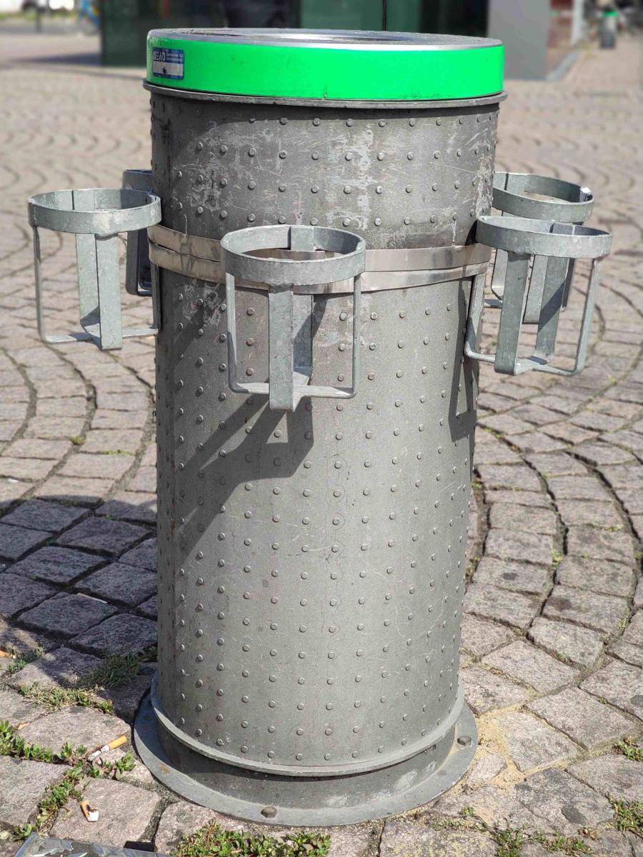 potret tempat sampah desain unik (reddit.com/user/monokoi)