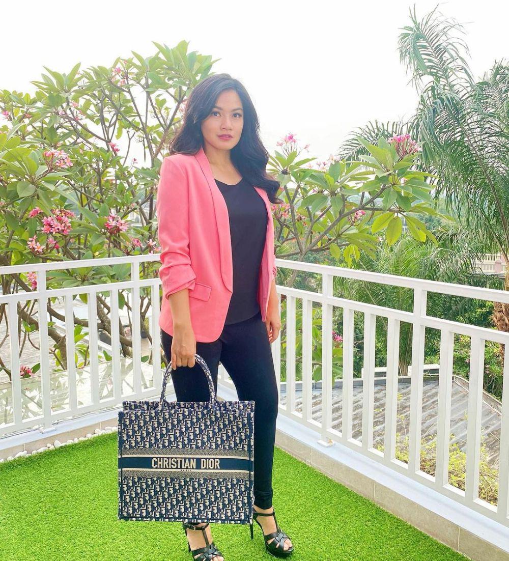mix and match outfit nuansa pink ala Titi Kamal (instagram.com/titi_kamall)