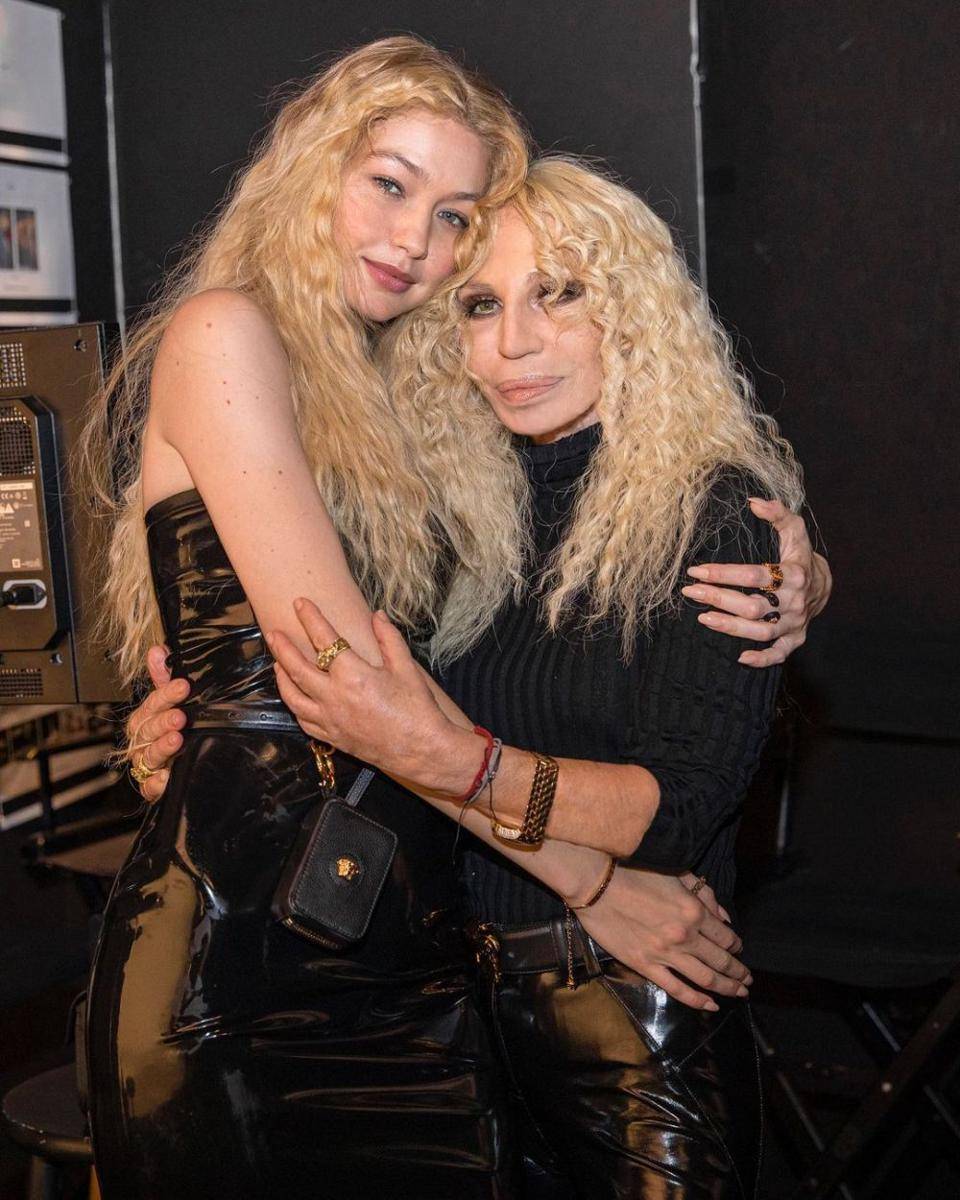 Donatella Versace dan Gigi Hadid (instagram.com/donatella_versace)
