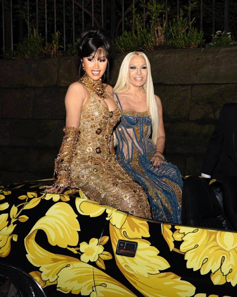 Donatella Versace dan Cardi B (instagram.com/donatella_versace)
