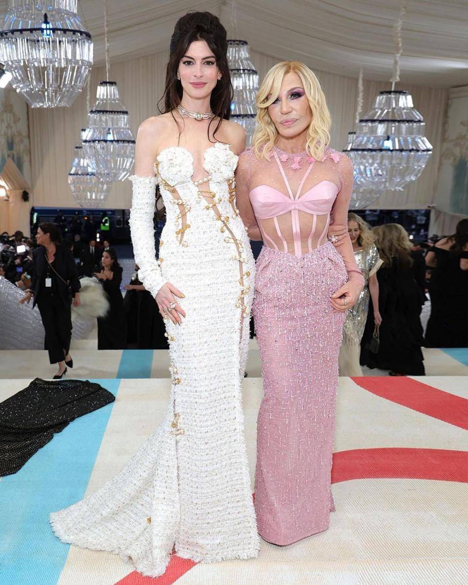 Donatella Versace dan Anne Hathaway (instagram.com/donatella_versace)