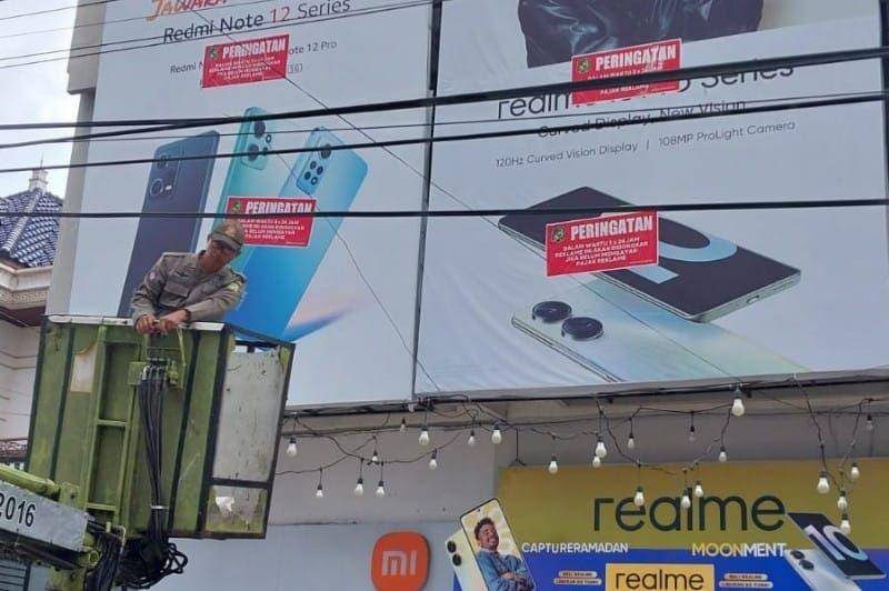 Pemko Medan membongkar 8 reklame liar (Dok. Istimewa)