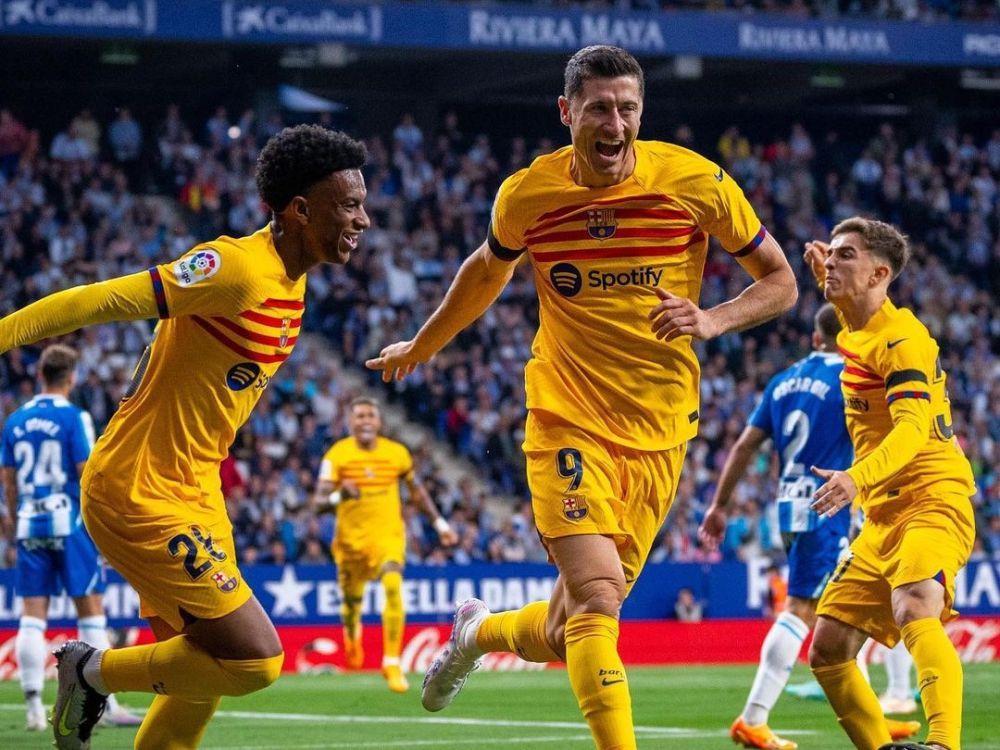 Striker Barcelona, Robert Lewandowski, merayakan gol ke gawang Espanyol