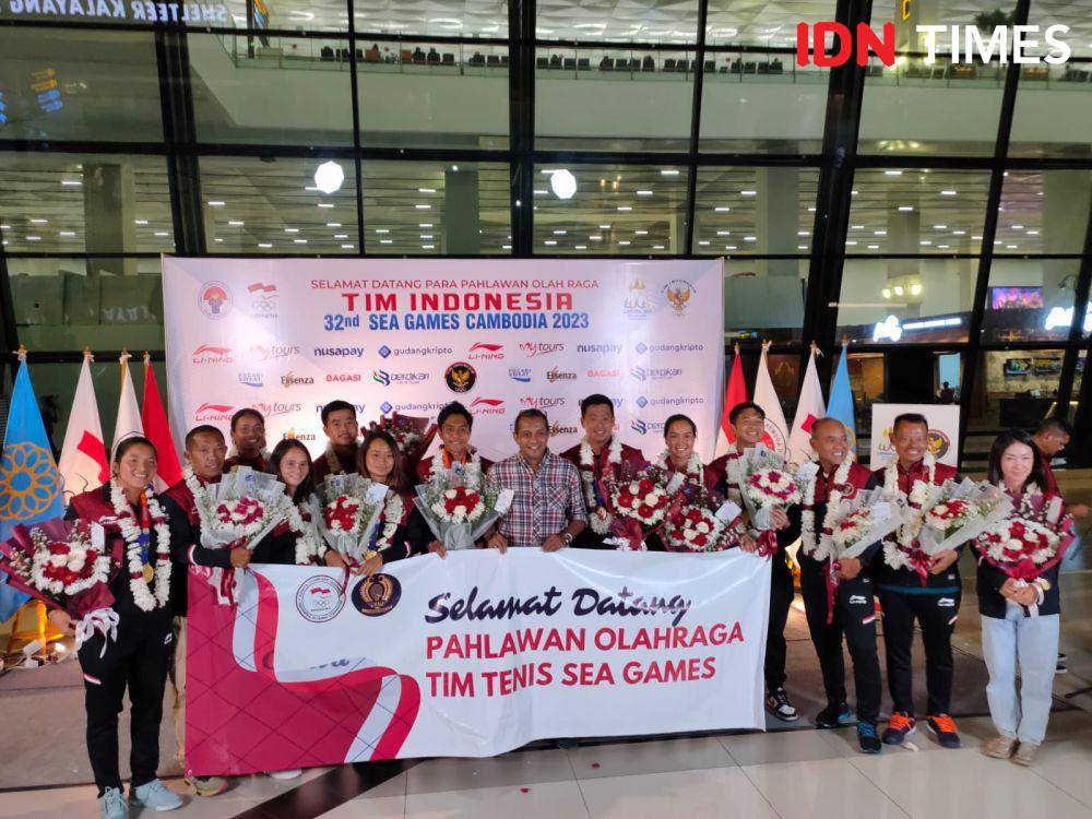 Tim tenis Indonesia tiba di Jakarta usai jadi juara umum di SEA Games 2023, Senin (15/5/2023). (IDN Times/Tino).