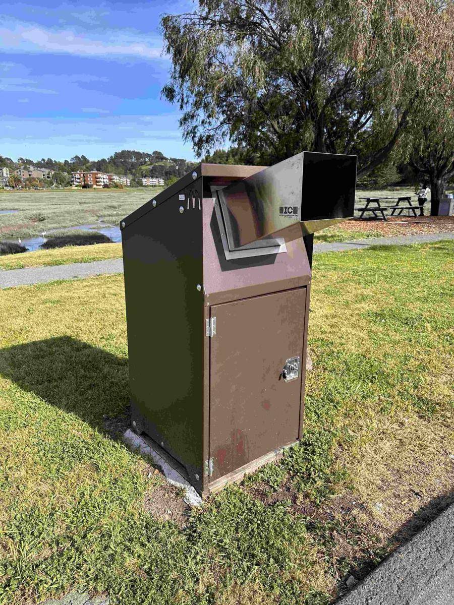 potret tempat sampah desain unik (reddit.com/user/xmt0991)