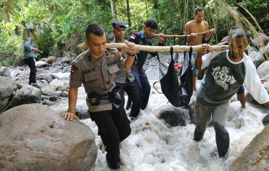 Evakuasi Korban Banjir Bandang Air Terjun Dua Warna Mei 2016 (Dok. Antara)