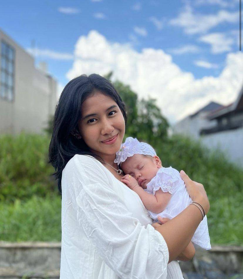 potret Shenina Cinnamon momong bayi (instagram.com/shenacinnamon)