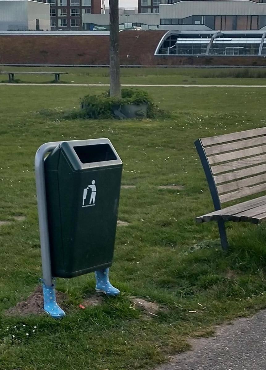 potret tempat sampah desain unik (reddit.com/user/Noo_Problems)