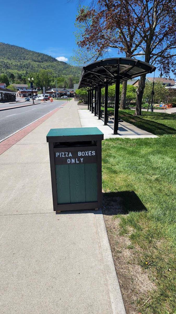 potret tempat sampah desain unik (reddit.com/user/FerretWithASpork)