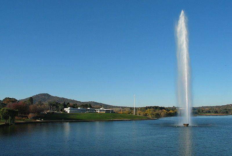Captain Cook Memorial Water Jet (commons.wikimedia.org/Chadh)