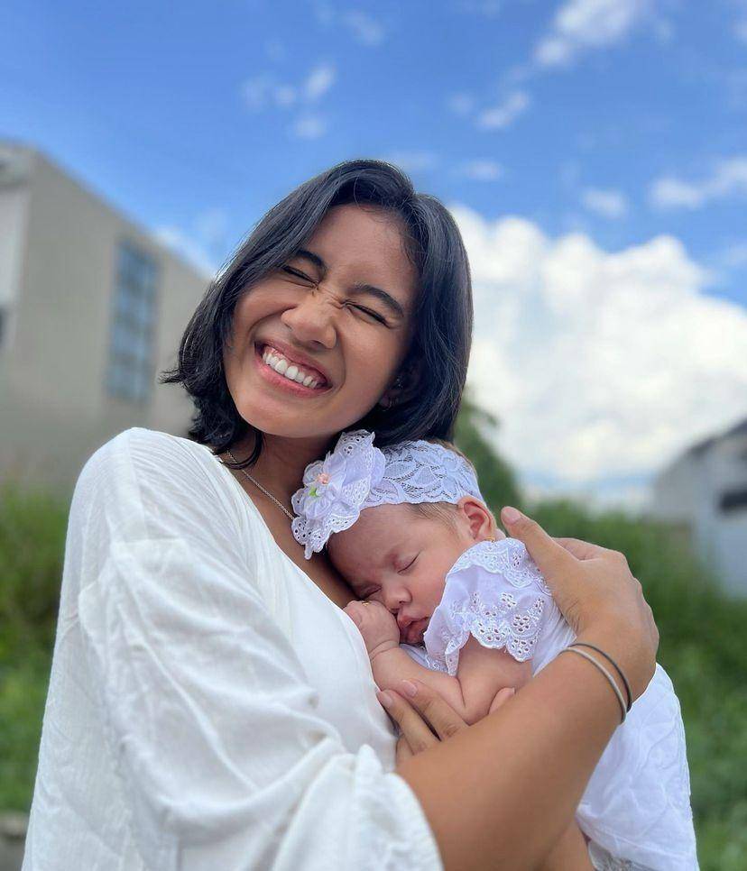 potret Shenina Cinnamon momong bayi (instagram.com/shenacinnamon)