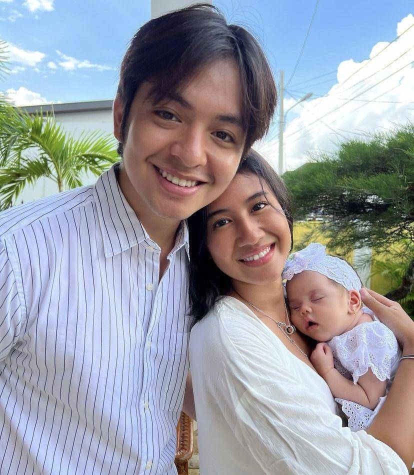 potret Shenina Cinnamon dan Angga Yunanda momong bayi (instagram.com/shenacinnamon)