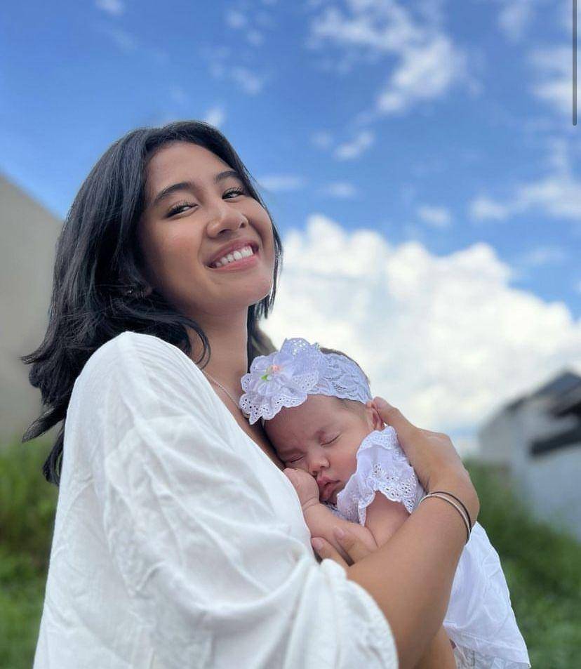 potret Shenina Cinnamon momong bayi (instagram.com/shenacinnamon)