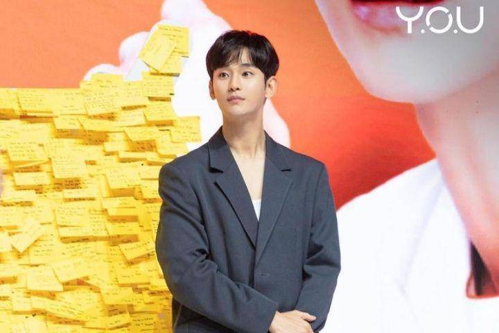 potret Kim Soo Hyun di acara fan meeting (instagram.com/soohyun_k216)