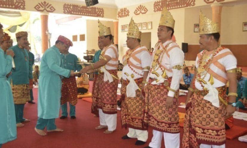 Upacara pemberian gelar Lampung pada Bupati Tulang Bawang. (Instagram/mediacentertulangbawang)