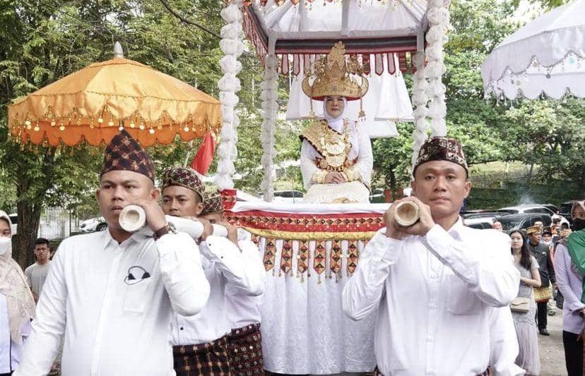 Upacara pemberian gelar Lampung pada Wali Kota Bandar Lampung. (Instagram/eva_dwiana)