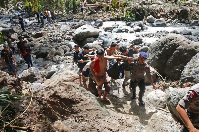 Evakuasi Korban Banjir Bandang Air Terjun Dua Warna Mei 2016 (Dok. Antara)