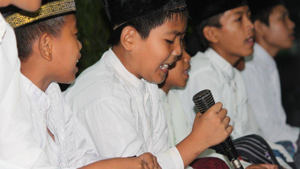 ilustrasi anak sedang membaca Al-Quran (pixabay.com/Mufid Majnun)