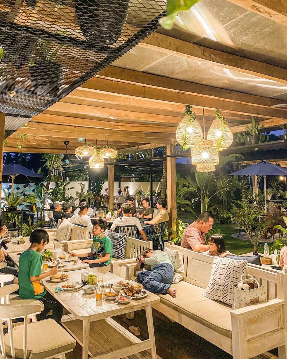 5 Pesona Coconut Coffee and Eatery, Kafe Jogja Rasa Bali