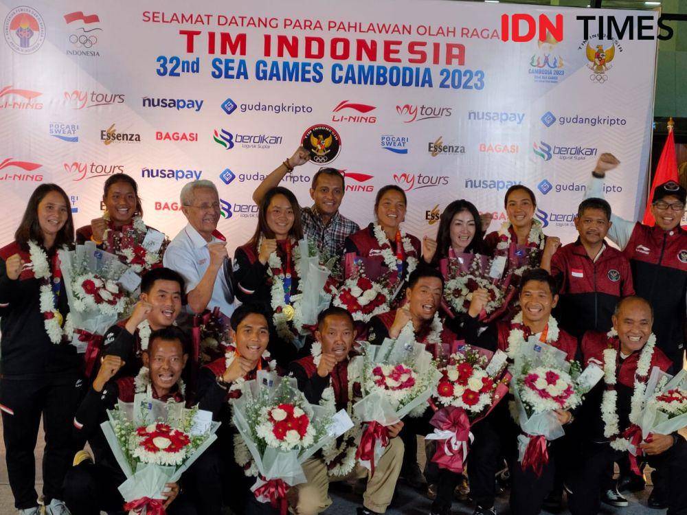 Tim tenis Indonesia tiba di Bandara Soekarno Hatta usai jadi juara umum di SEA Games 2023, Senin (15/5/2023). (IDN Times/Tino).