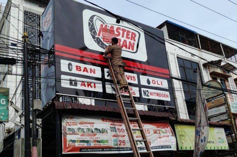 Pemko Medan membongkar 8 reklame liar (Dok. Istimewa)