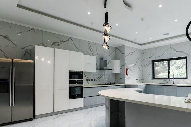 Kabinet dapur abu-abu (Unsplash.com/Emmanuel Ikwuegbu)