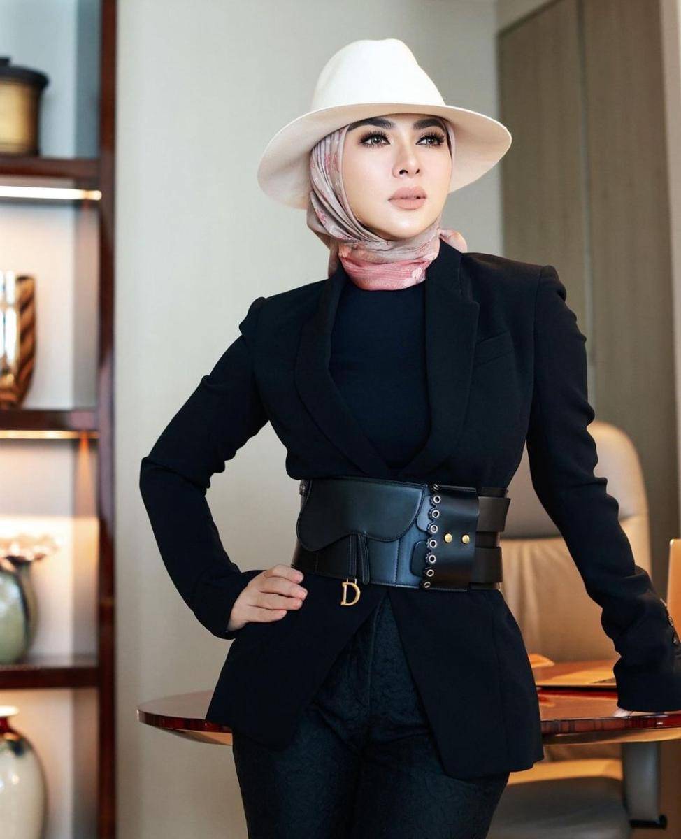 Syahrini (instagram.com/princessyahrini)