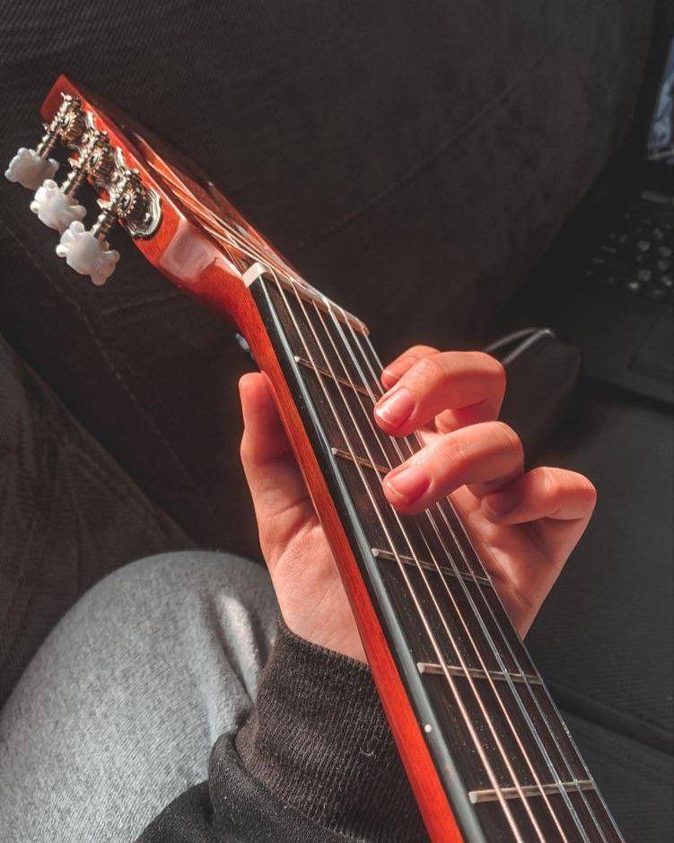 Inspirasi foto profil WA keren buat cowok gitaris (pinterest.com)