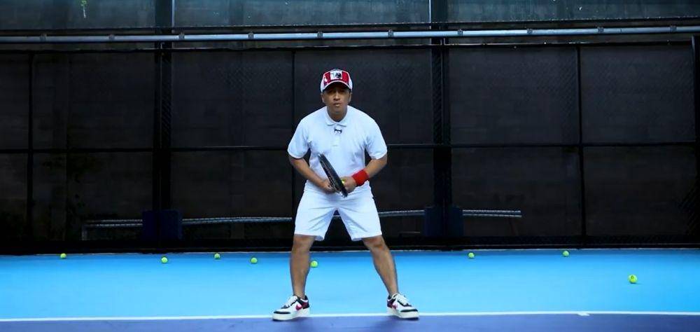 potret Irfan Hakim bermain tenis (instagram.com/raffinagita1717)