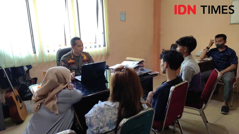 Satpol PP tangkap dua pelaku vandalisme di Solo. (IDN Times/Larasati Rey)