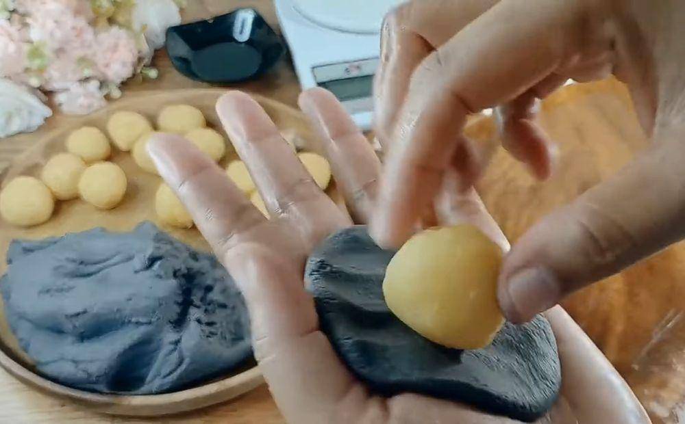 ilustrasi membuat onde-onde hitam isi kacang hijau (youtube.com/Dapur Heni)