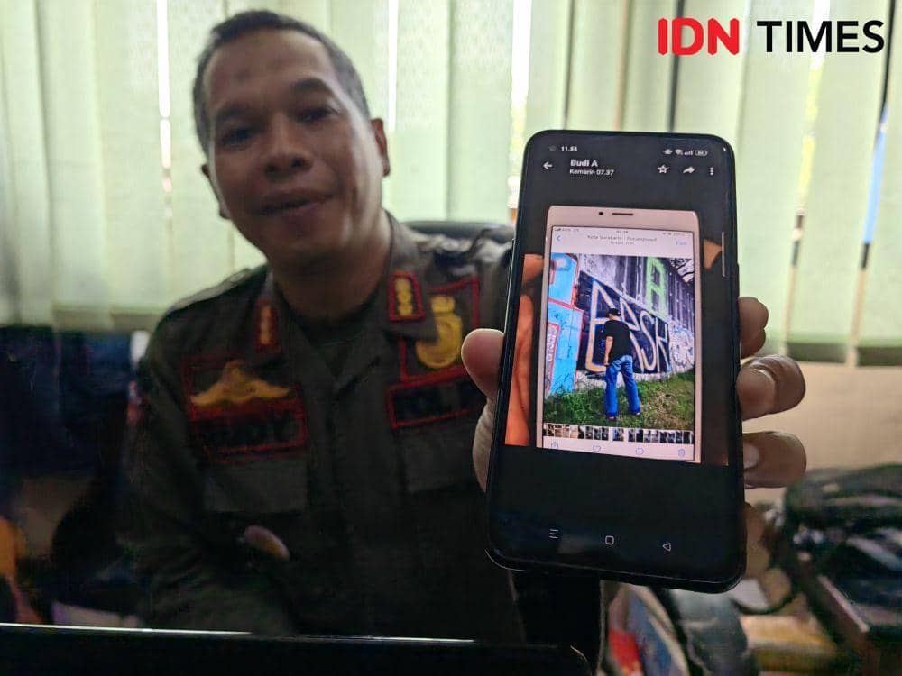Satpol PP Solo menunjukkan aksi vandalisme. (IDN Times/Larasati Rey)