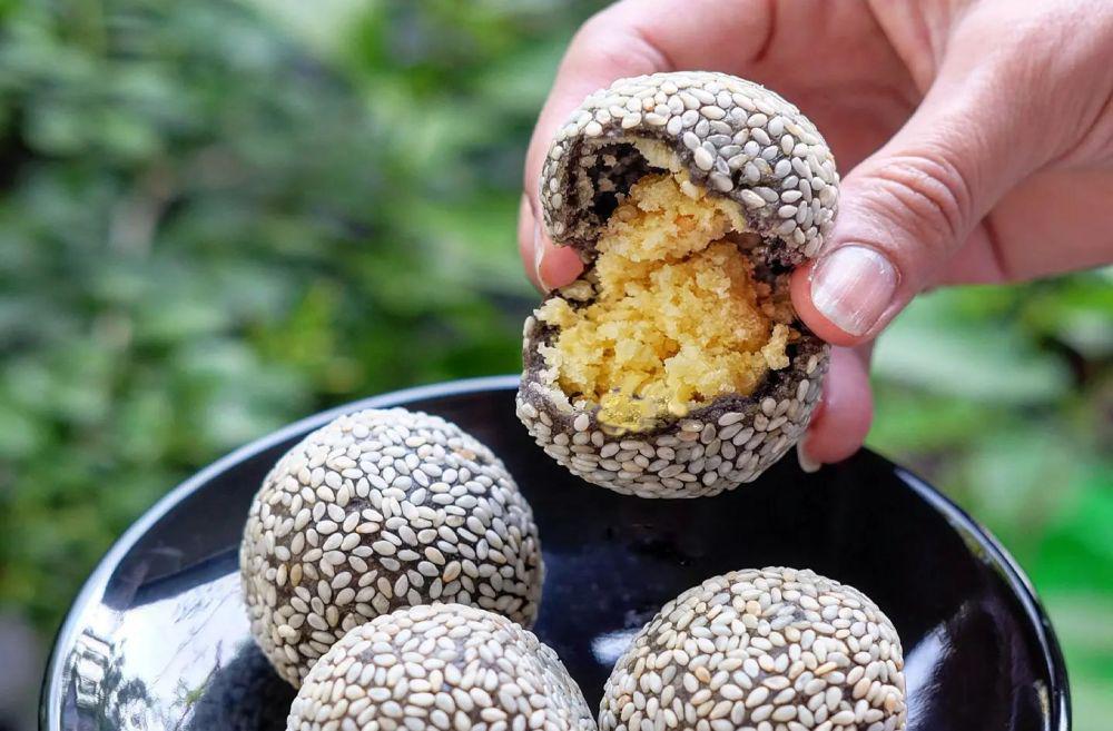 Resep Onde-onde Hitam Isi Kacang Hijau yang Manis dan Gurih
