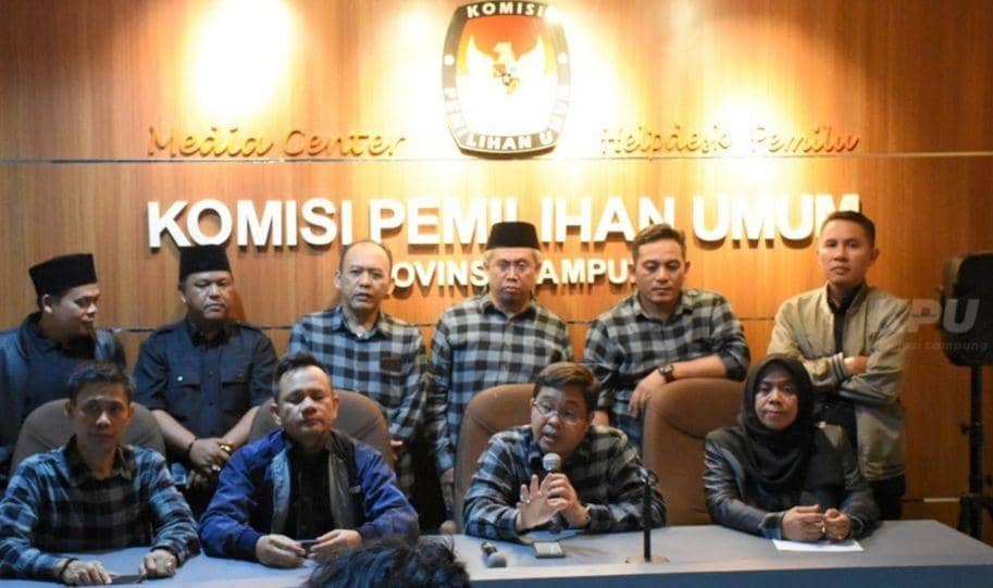 Jajaran KPU Provinsi Lampung usai menutup pendaftaran bacaleg DPRD Provinsi Lampung. (Dok. KPU Lampung).